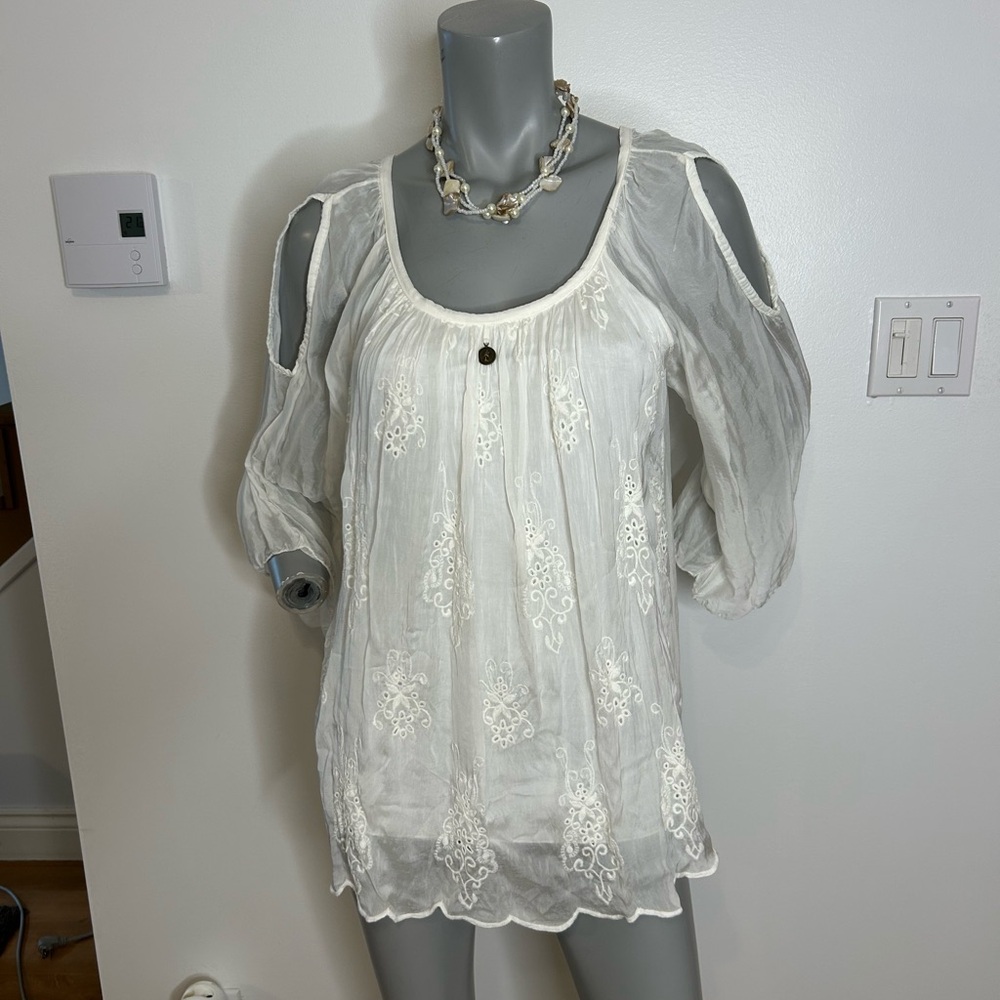 Elegant White Blouse with Embroidered Details❤️M